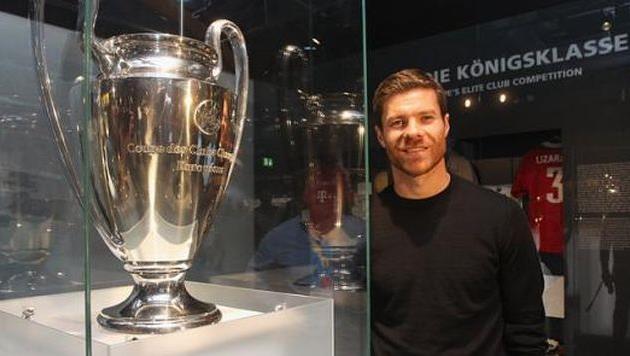 Хаби Алонсо в клубном музее Баварии, fcbayern.de