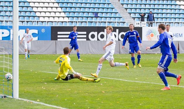 Савченко во второй раз поражает ворота сумчан, фото fcdynamo.kiev.ua