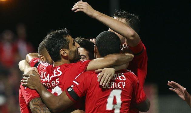 Жонас в объятиях партнеров, фото maisfutebol.iol.pt