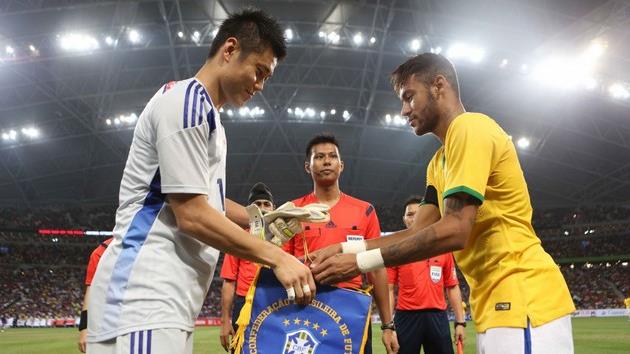 Неймар (справа), cbf.com.br