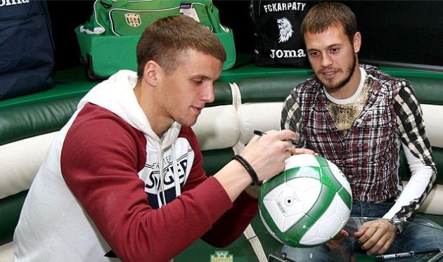 Роман Мисак і Павло Ксьонз на автограф сесії, фото www.fckarpaty.lviv.ua