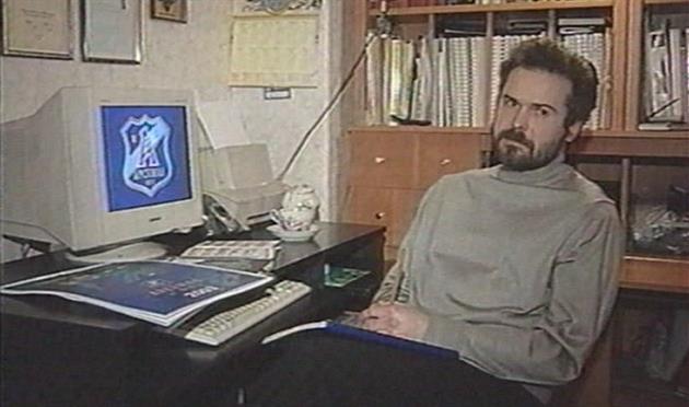 Максим Карий разом із створеним ним гербом київського Арсеналу, фото tmexpert.com.ua