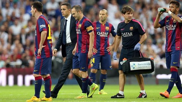 Андрес Иньеста (по центру), fcbarcelona.cat