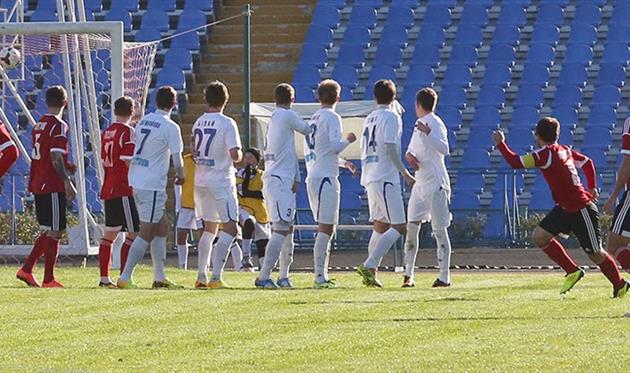 Великолепный удар Королькова - и счет в матче открыт. Фото А.Белоножко, niknews.mk.ua