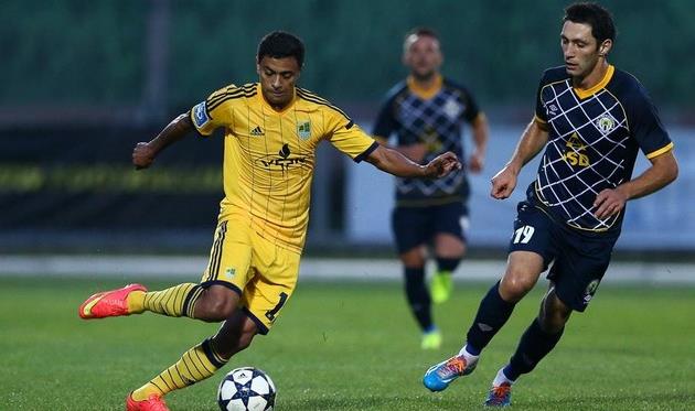 Овсепян против Шавьера, фото Романа Шевчука, Football.ua