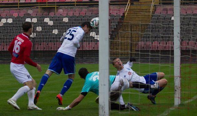 Куда деваться мячу? Ну, конечно же, улететь мимо ворот, fcdynamo.kiev.ua