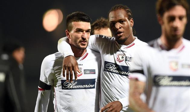 Армин Бачинович и лучший бомбардир чемпионата Джерри Мбакогу, фото carpifc1909.it