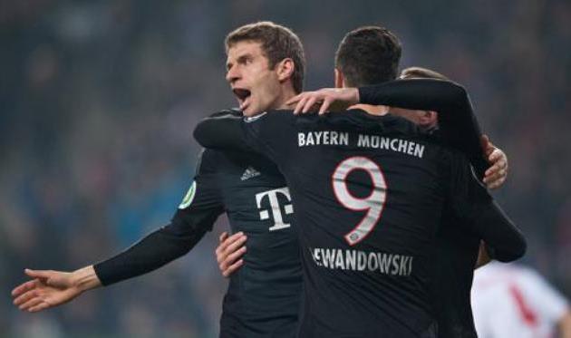 Томас Мюллер в месте с партнерами празднует забитый мяч, фото www.fcbayern.de