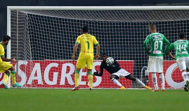 Джовани не сумел отразить удар Оливейры с пенальти, фото maisfutebol.iol.pt