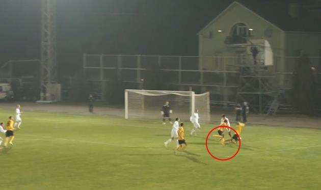 Тот самый момент, который привел к пенальти в центральном матче тура, кадр с нашей интернет-трансляции
