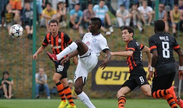 Иса Шериф в окружении игроков Шахтера, фото Ильи Хохлова, Football.ua