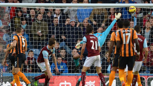 Эшли Барнс забивает Халлу, Getty Images