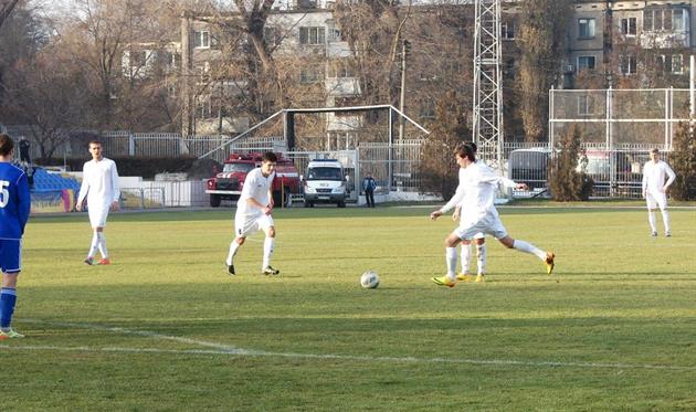 Станислав Кулиш (пробивает штрафной) уже лидер гонки бомбардиров, фото fcstal.com.ua