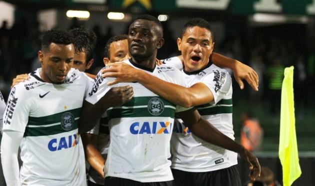 Жоэл (в центре), фото Agência Estado