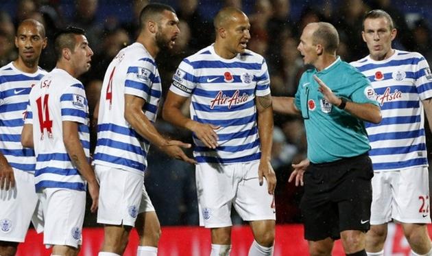 Игроки КПР окружают арбитра, Getty Images