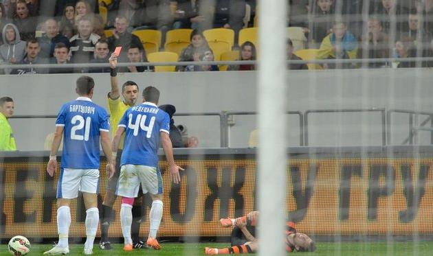 Красная карточка Бартуловича, фото Богдана Заяца, Football.ua