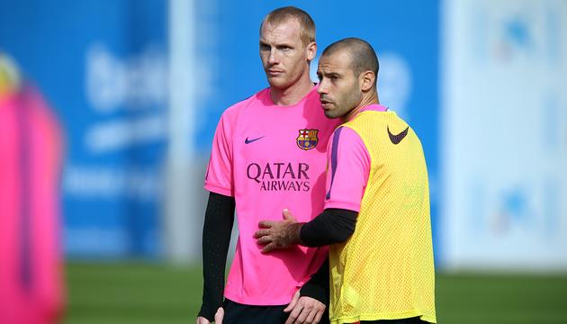 Матье под опекой Маскерано, fcbarcelona.com