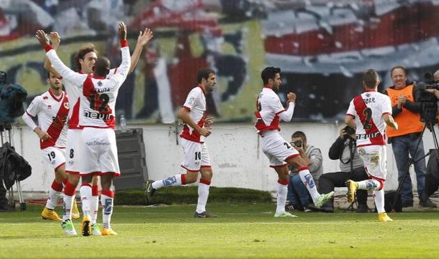 Футболисты Райо празднуют взятие ворот, фото RAFA CASAL