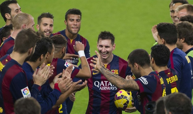 Лионель Месси в окружении партнеров, mundodeportivo.com 