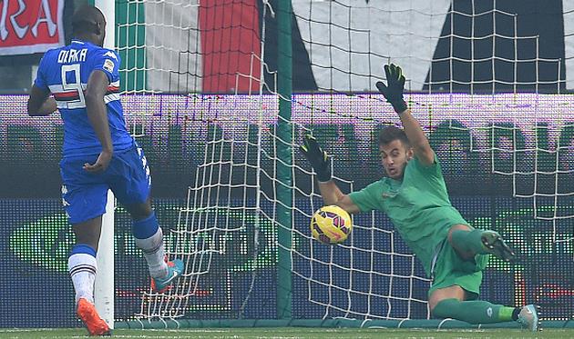 Стефано Окака против вратаря Чезены Николы Леали, Getty Images