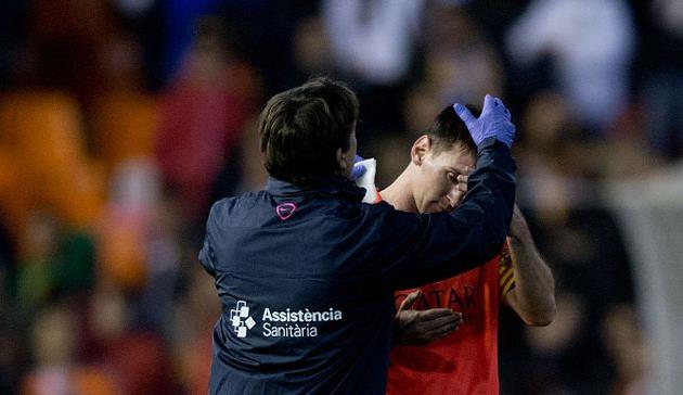 Лионель Месси получает мед. помощь, фото Getty Images