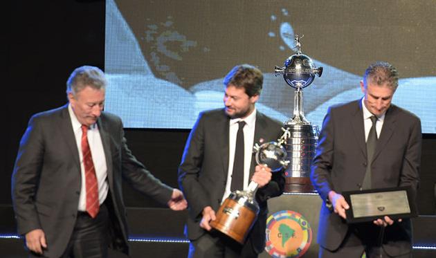 Президент АФА Луис Сегура, президент Сан-Лоренсо Матиас Ламменс и тренер Эдгардо Бауса, conmebol.com