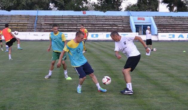 В.Колесник (праворуч) може навчити не тільки словом, а й ділом, fcnaftovyk.com.ua