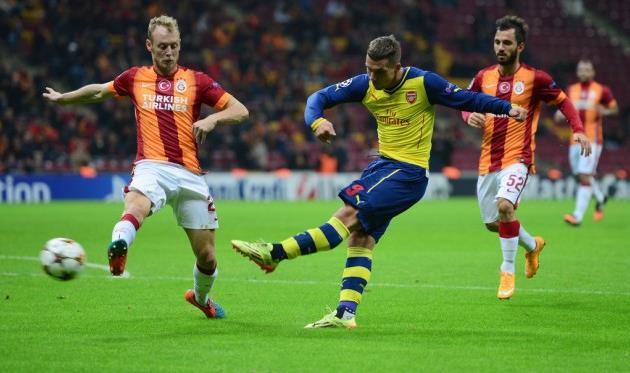 Лукас Подольски в поединке с Галатасараем, Getty Images