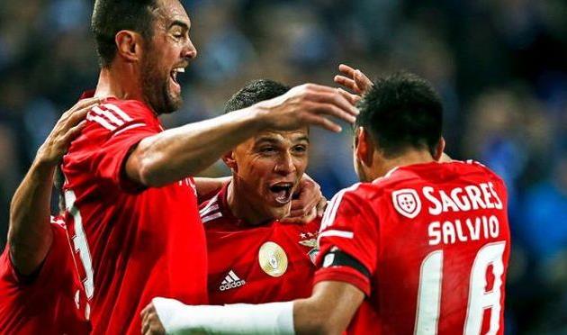 Лима в объятиях партнеров, фото maisfutebol.iol.pt