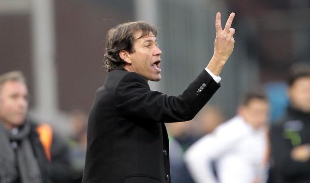 Гарсия на пальцах показывает количество матчей дисквалификации, Getty Images