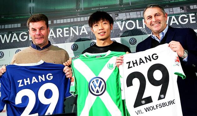 Сичжэ Чжан (в центре), фото www.vfl-wolfsburg.de