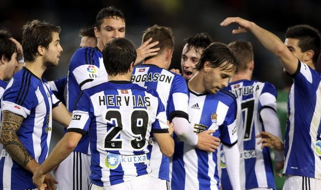 Финнбогасон получает поздравления, фото Juan Herrero (EFE)