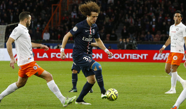 Давид Луис в окружении соперников, psg.fr