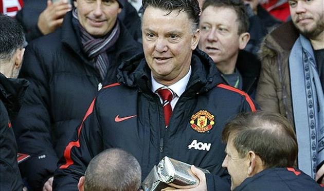 Ван Гаал раздает подарки, Getty images