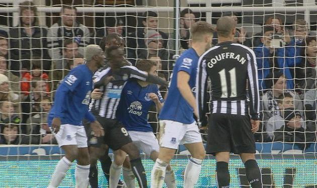 Сиссе работает локтем, Sky Sports