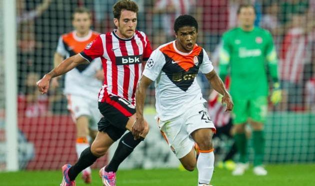 Дуглас Коста в матче с Атлетиком, фото football.ua