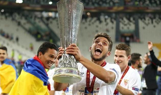 Каррису с Кубком Лиги Европы, insidespanishfootball.com