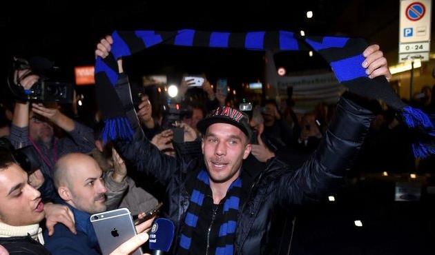 Подольски и фаны Интера, twitter.com/inter