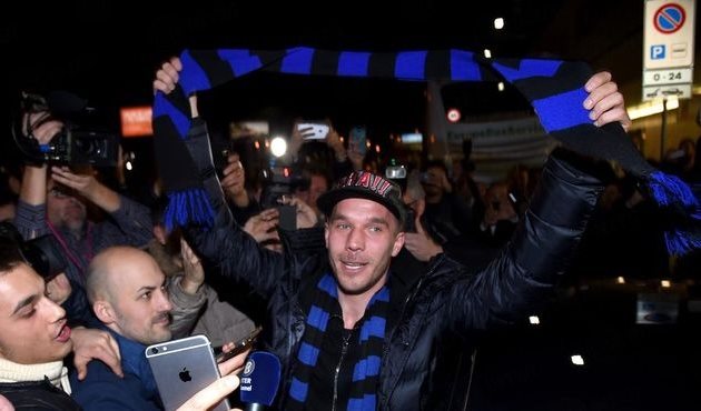 Подольски и фаны Интера, twitter.com/inter