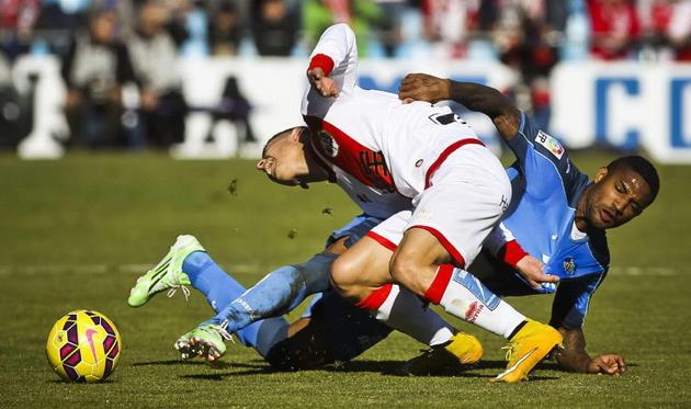 суровая борьба в Хетафе, фото Emilio Naranjo (EFE)