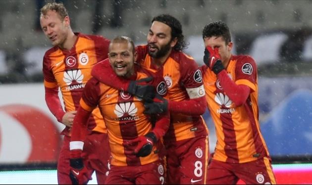 Фелипе Мело и партнеры празднуют гол, fanatik.com.tr