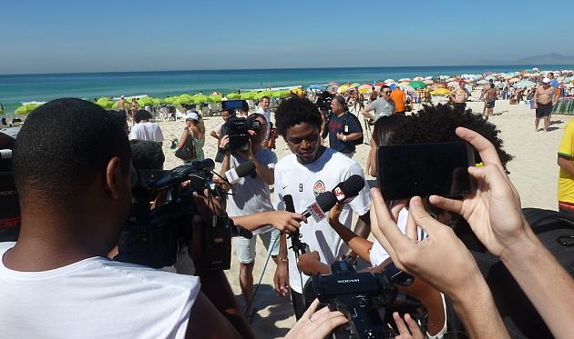 Луис Адриано в окружении журналистов, фото Е.Блажко, Football.ua
