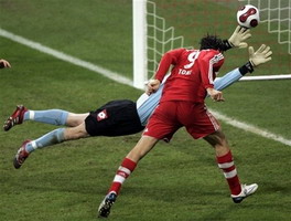 Тони открывает счёт в матче, AP