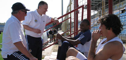 Кто-то, похоже, засиделся...fcdynamo.kiev.ua