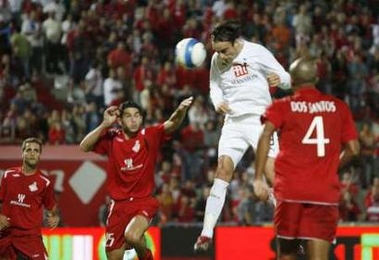 Бербатов забивает второй гол, Reuters