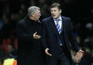 Лужный тоже не знает что делать, и просит, наверное, совета у Фергюсона, фото Reuters