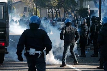 ...к чему приводит глупость отдельных людей... Фото AP