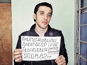 Этот снимок сделан в отделении милиции, куда доставили задержанного по горячим следам Амисулашвили, фото kp.ru