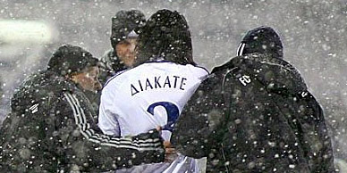 Диакате уводят врачи, фото fcdynamo.kiev.ua