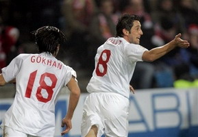 Нихат празднует взятие ворот, АР